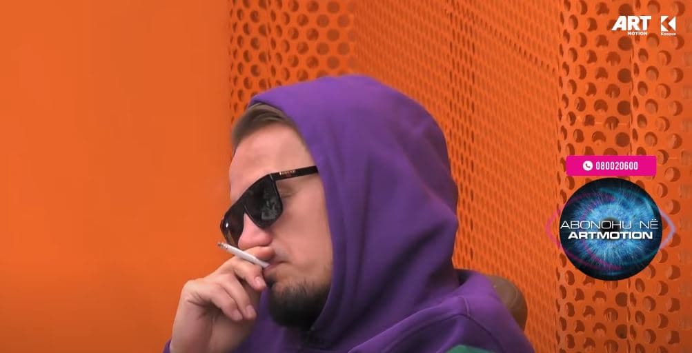 Blero mallëngjen banorët teksa këndon (VIDEO)