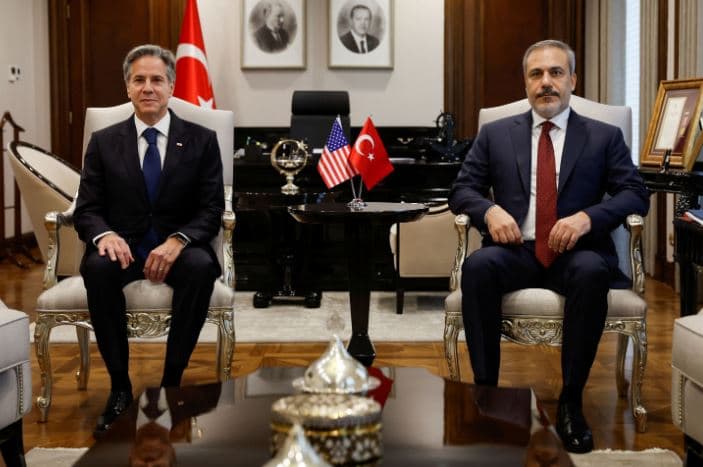 Blinken takohet me kryediplomatin turk në ndalesën e fundit të udhëtimit në Lindjen e Mesme