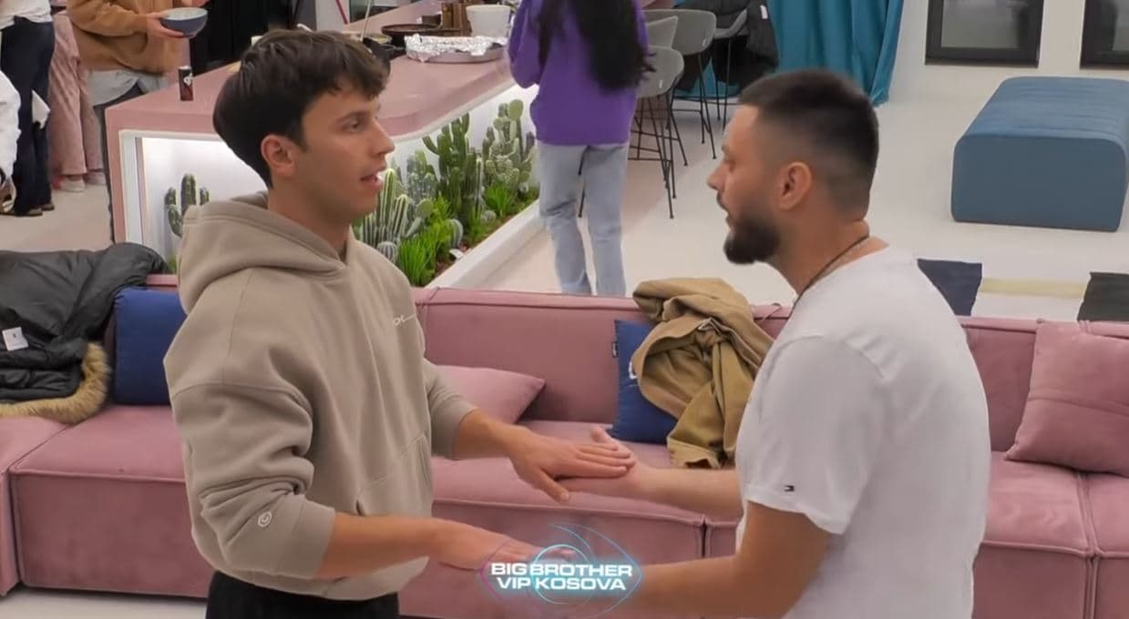 Blerando dhe Mirdoni sfidojnë njëri-tjetrin në një lojë fizike (VIDEO)