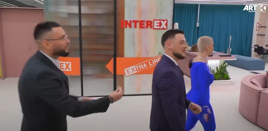 Hyn brenda shtëpisë banorët e ri - si u pritën? (VIDEO)
