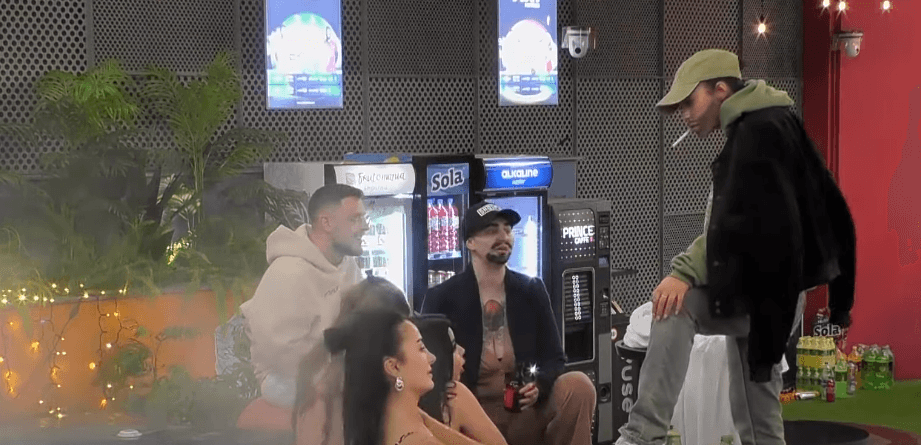 “Si burrat”, Kaderi dhe Miss Rose shkaktojnë të qeshura në shtëpi (VIDEO)