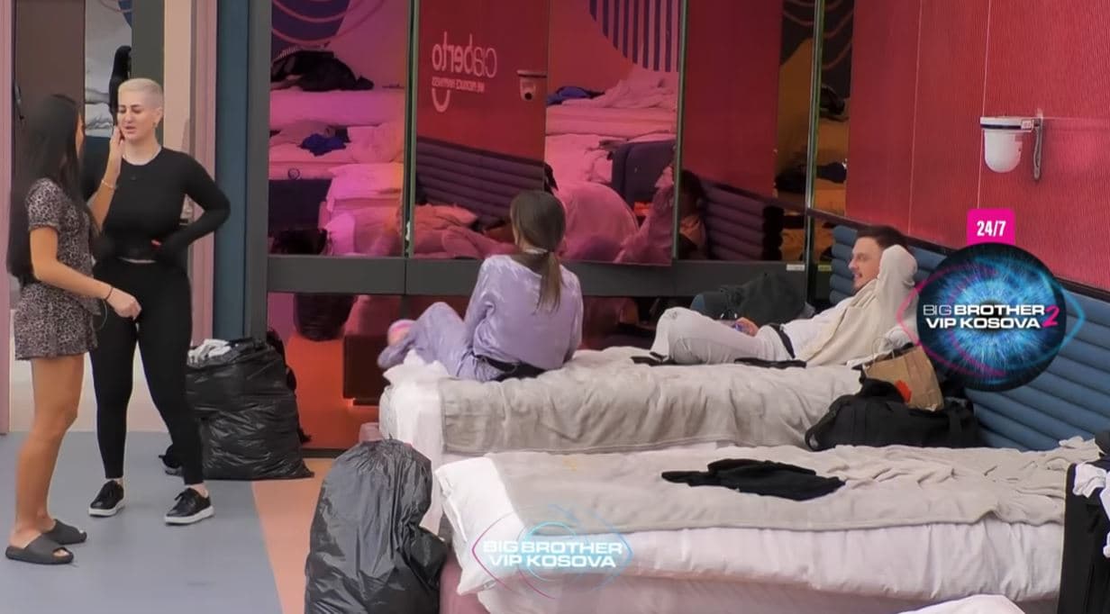 Rose dhe Alba i ngacmojnë Shqipen dhe Ardin, i lënë vetë në dhomën e gjumit (VIDEO)