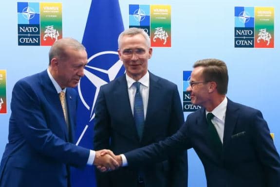 Stoltenberg i thotë Erdoganit se 'ka ardhur koha' që Suedia të bashkohet me aleancën ushtarake