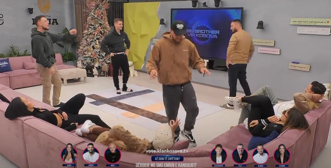 Banorët bëjnë disa prova interesante në këndim dhe vallëzim (VIDEO)