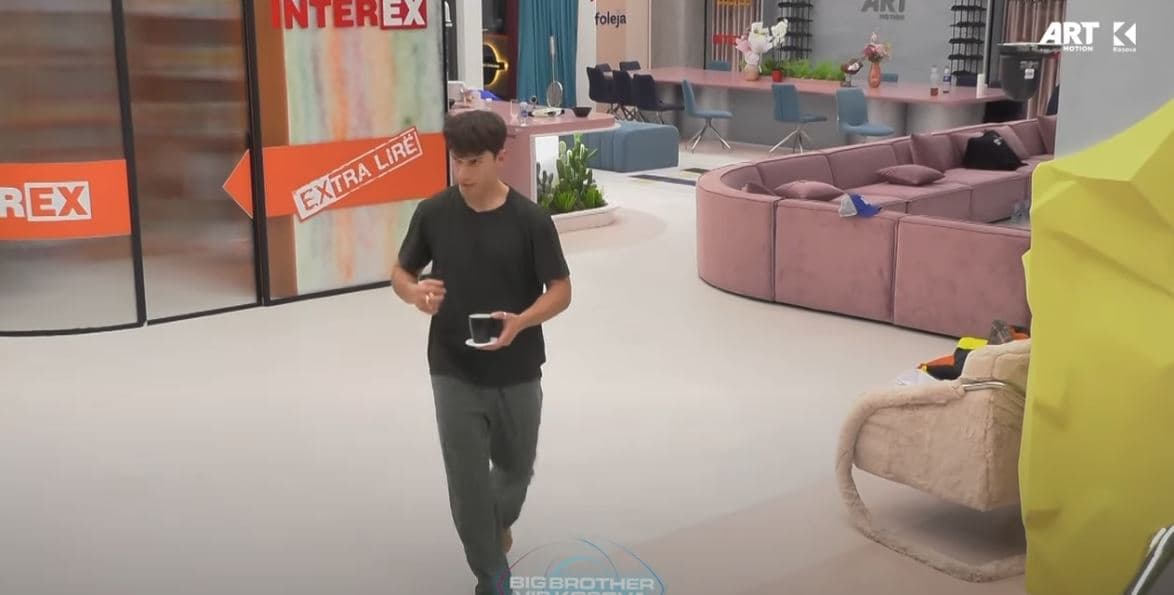 Blerando i papërtueshëm, në mes të natës zgjohet nga shtrati për t’i përgatitur çaj Lindës (VIDEO)