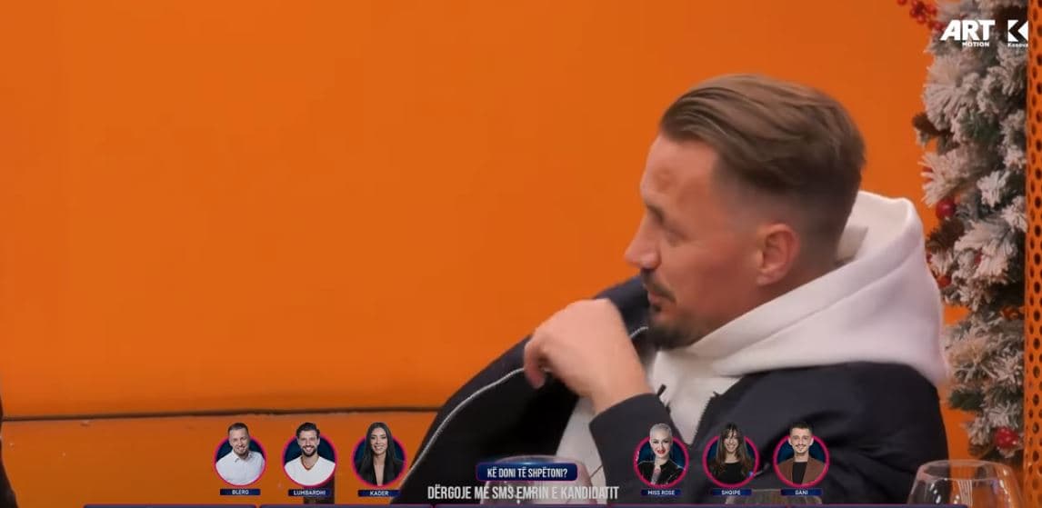 Blero tregon sa para ka marrë bakshish duke kënduar për 15 minuta (VIDEO)