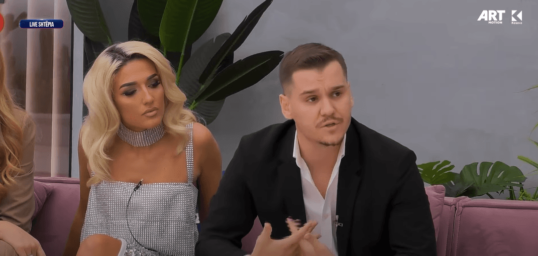 Adri pretendon se Blerando, duke e drejtuar fokusin tek pjesa intime i ka thënë atij "s'po ke ku me u kap" (VIDEO)