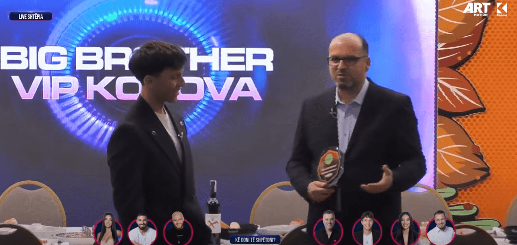 Klan Kosova FM zgjedh Blerandon si "zërin më radiofonik nga banorët e BBVK2" (VIDEO)