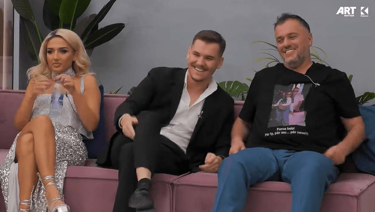 Monika dhe çifti i këndojnë këngë vajtuese Yllit dhe Santianës (VIDEO)