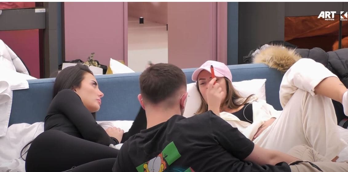 Ardi ia kërkon Albës llogarinë në Snapchat (VIDEO)