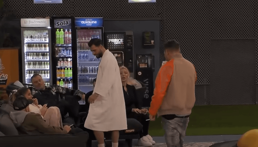 Kështu reaguan banorët kur kuptuan se ranë në kurthin e Blerandos dhe Azemit (VIDEO)