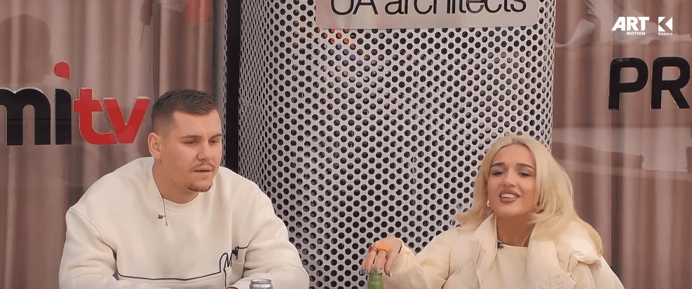 Blero pastron shtëpinë, çifti Adri dhe Iliriana i këndojnë një këngë (VIDEO)