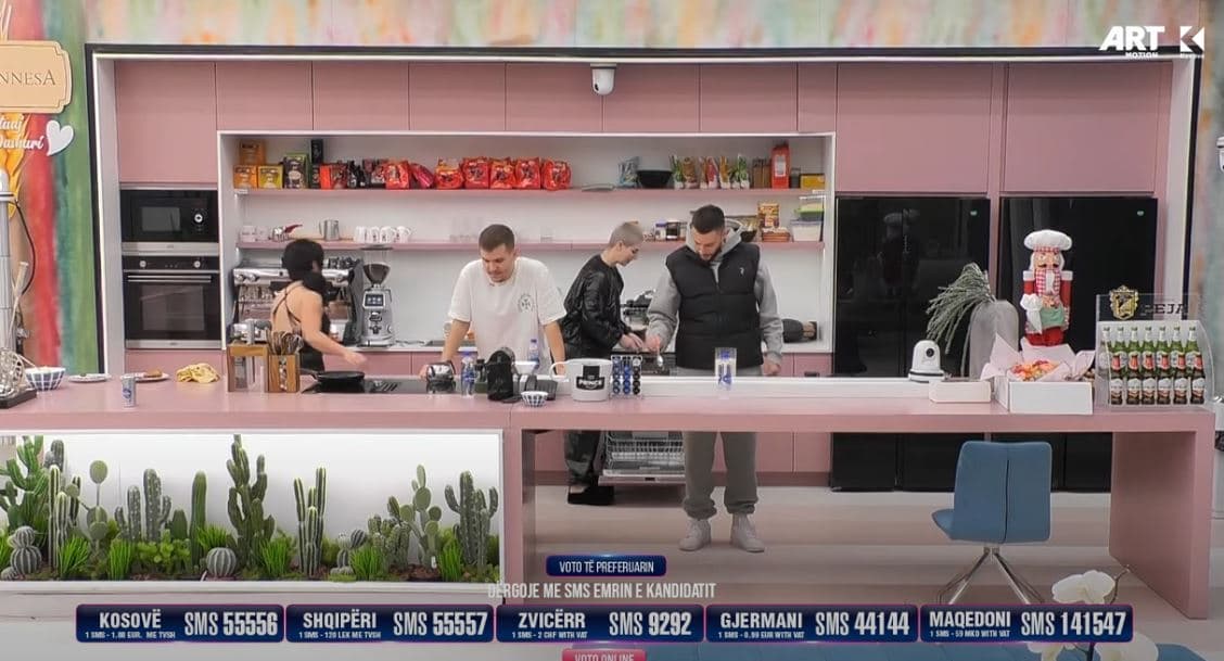 Linda thyen vezë e këndon në të njëjtën kohë, atmosferë e këndshme në shtëpi (VIDEO)
