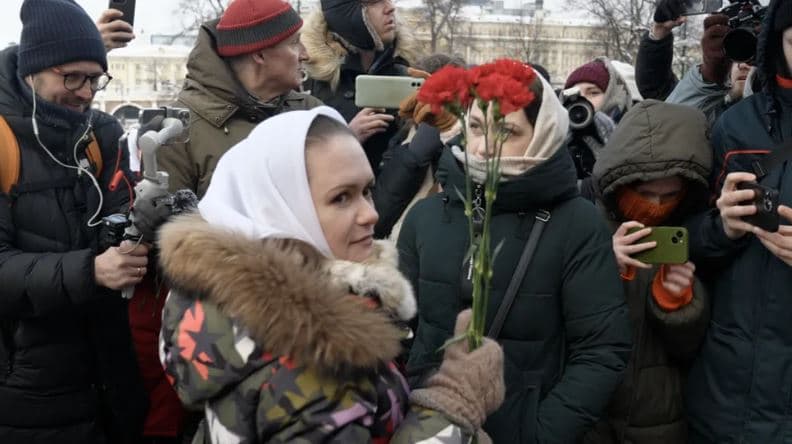 "Na ktheni burrat tanë" – protestojnë disa gra ruse