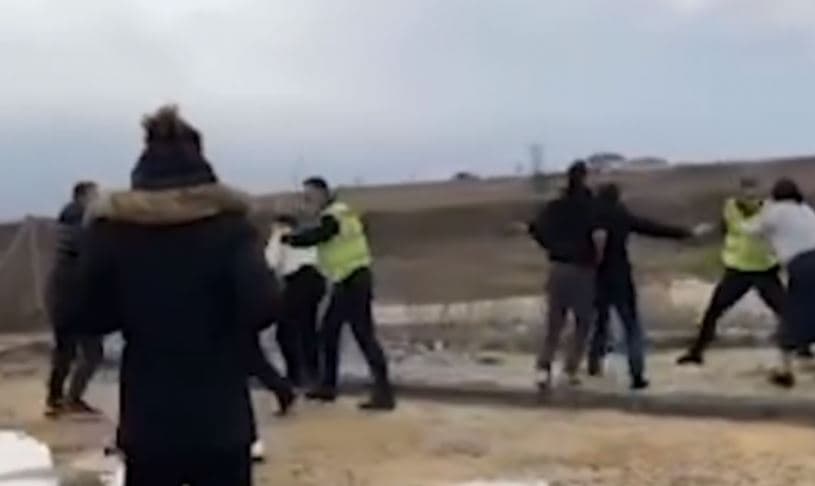 Personat që sulmuan policinë në Merdarë lirohen në procedurë të rregullt