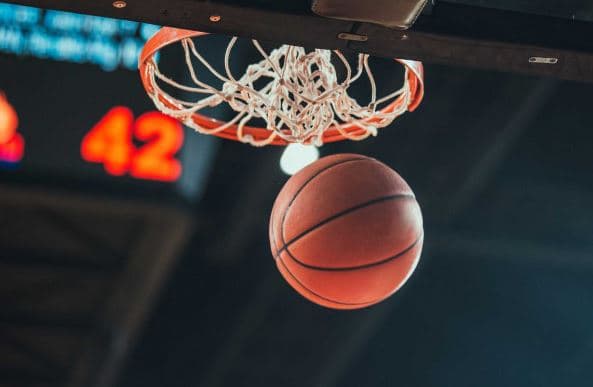 Sot dy ndeshje interesante në basketboll