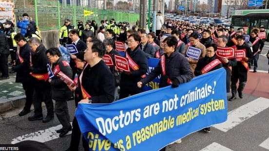 Koreja e Jugut: Mjekët në grevë përballen me arrestim nëse nuk kthehen në punë