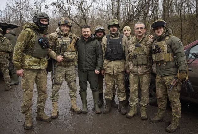 Zelenskyy viziton ushtarët në terren: Faleminderit për shkatërrimin e armikut