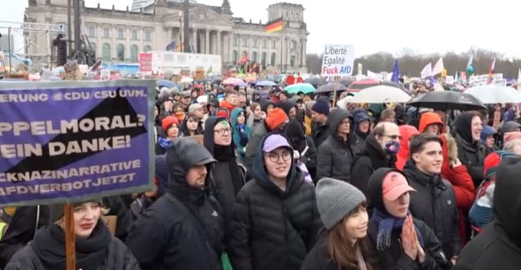 Të paktën 150 mijë protestues mblidhen në Berlin kundër partisë së ekstremit të djathtë