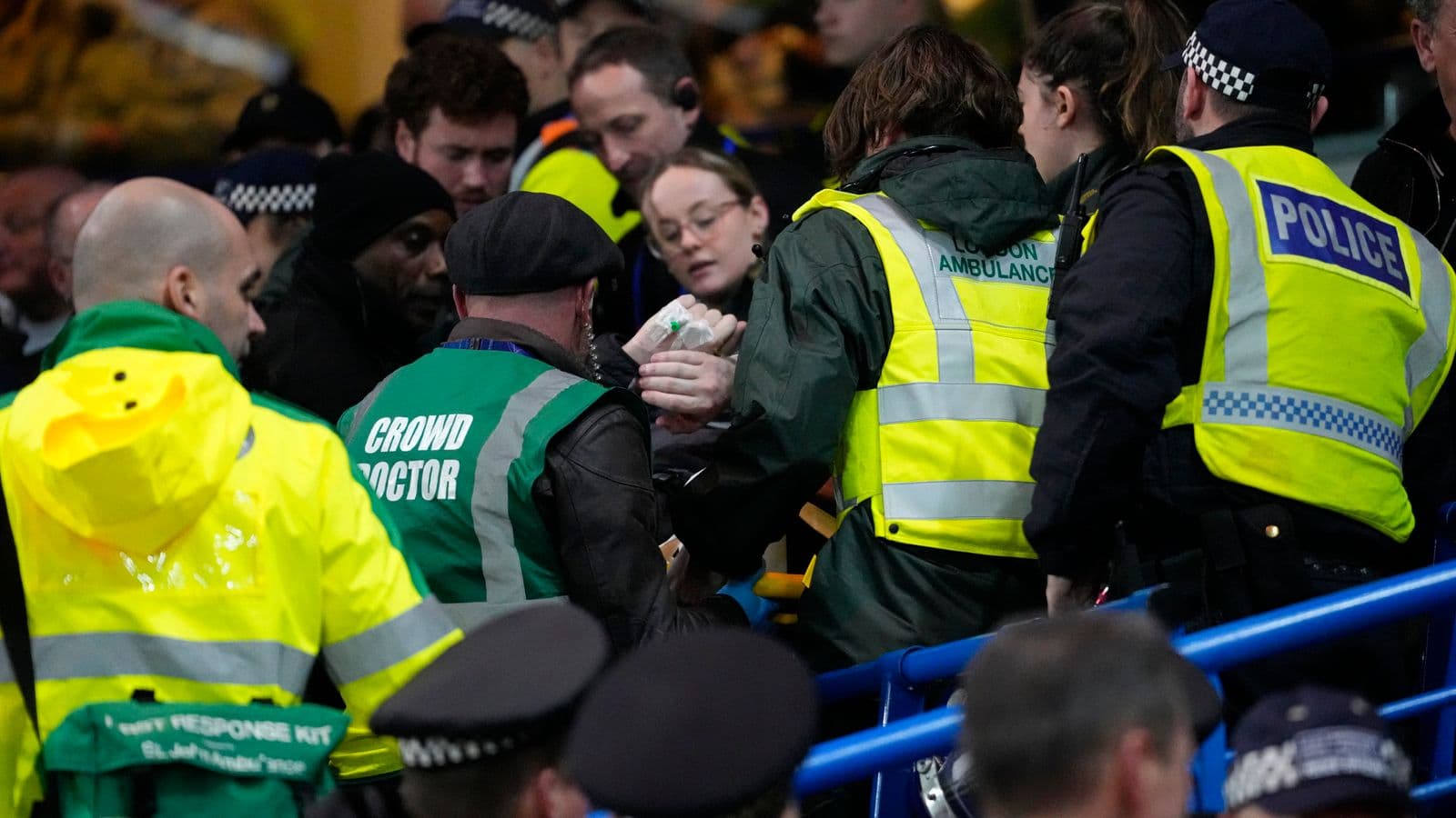 Tifoz i Leeds rrëzohet nga niveli i lartë i tribunës teksa festonte golin