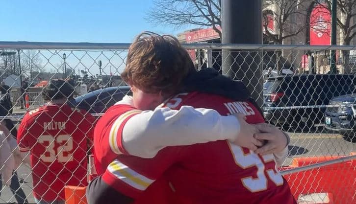 Dy adoleshentë akuzohen për të shtënat në paradën e Super Bowl në Kansas