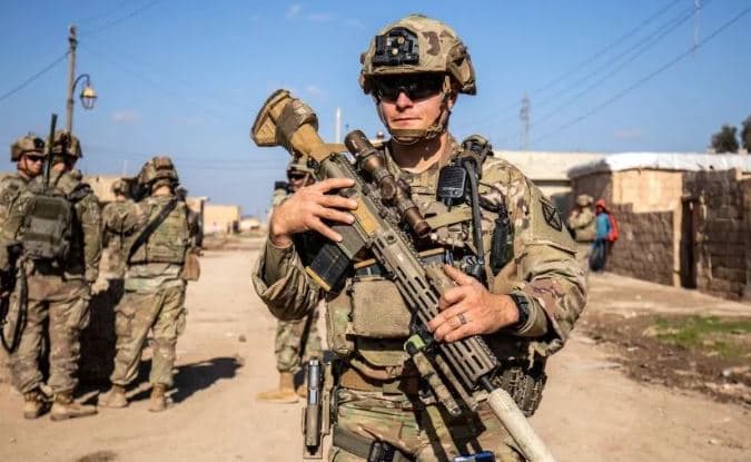 ShBA miraton planin për të sulmuar objektivat iraniane në Siri dhe Irak, thonë zyrtarët