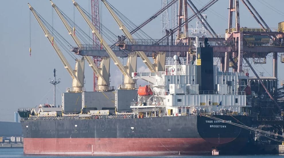 Vriten dy filipinas pasi Houthi sulmon një anije tregtare