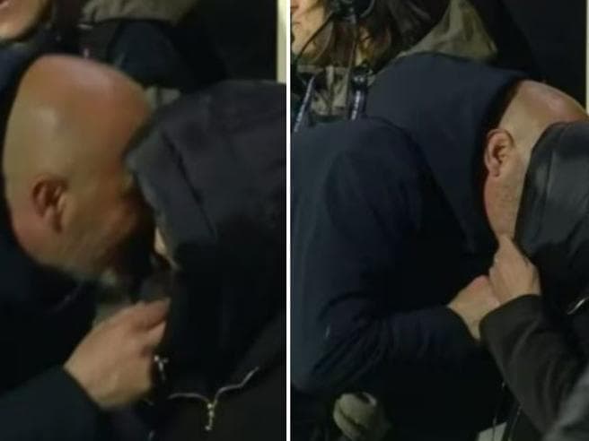 Trajneri italian puthi live në buzë gazetaren e Sky Sport