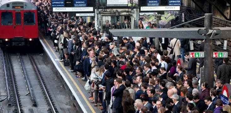 Transporti hekurudhor britanik në grevë, mbizotëron kaosi i pasagjervëve