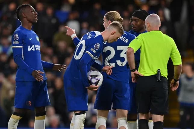 Futbollistët e Chelseat shkaktojnë tollovi në fushë, 3 futbollistë donin ta ekzekutonin një penallti