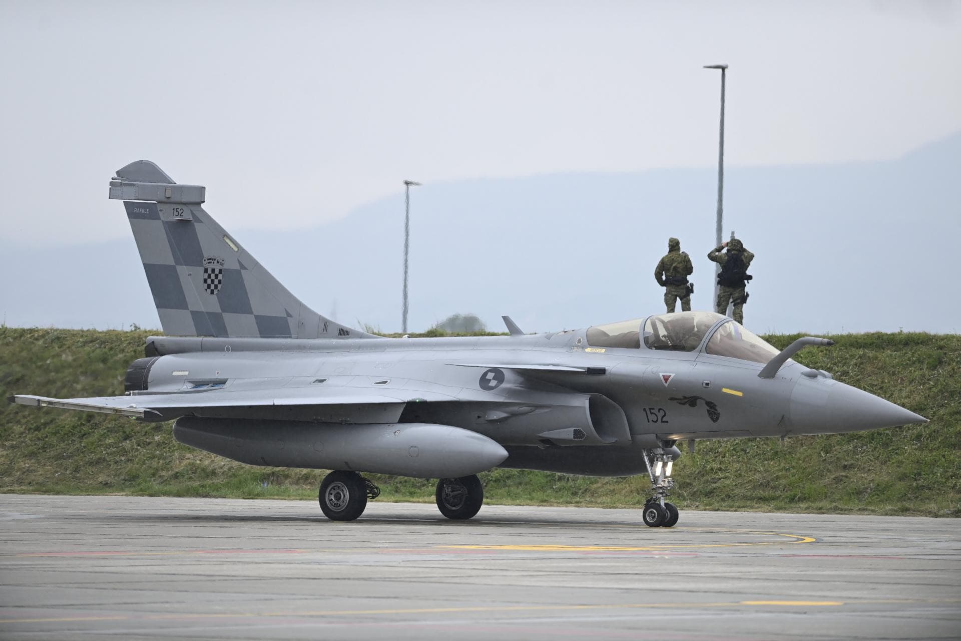 Përplasje mes dy avionëve luftarakë në Francë, humbin dy pilotë
