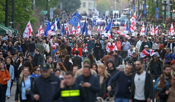 Gjeorgjianët protestojnë jashtë parlamentit kundër ligjit për agjentët e huaj