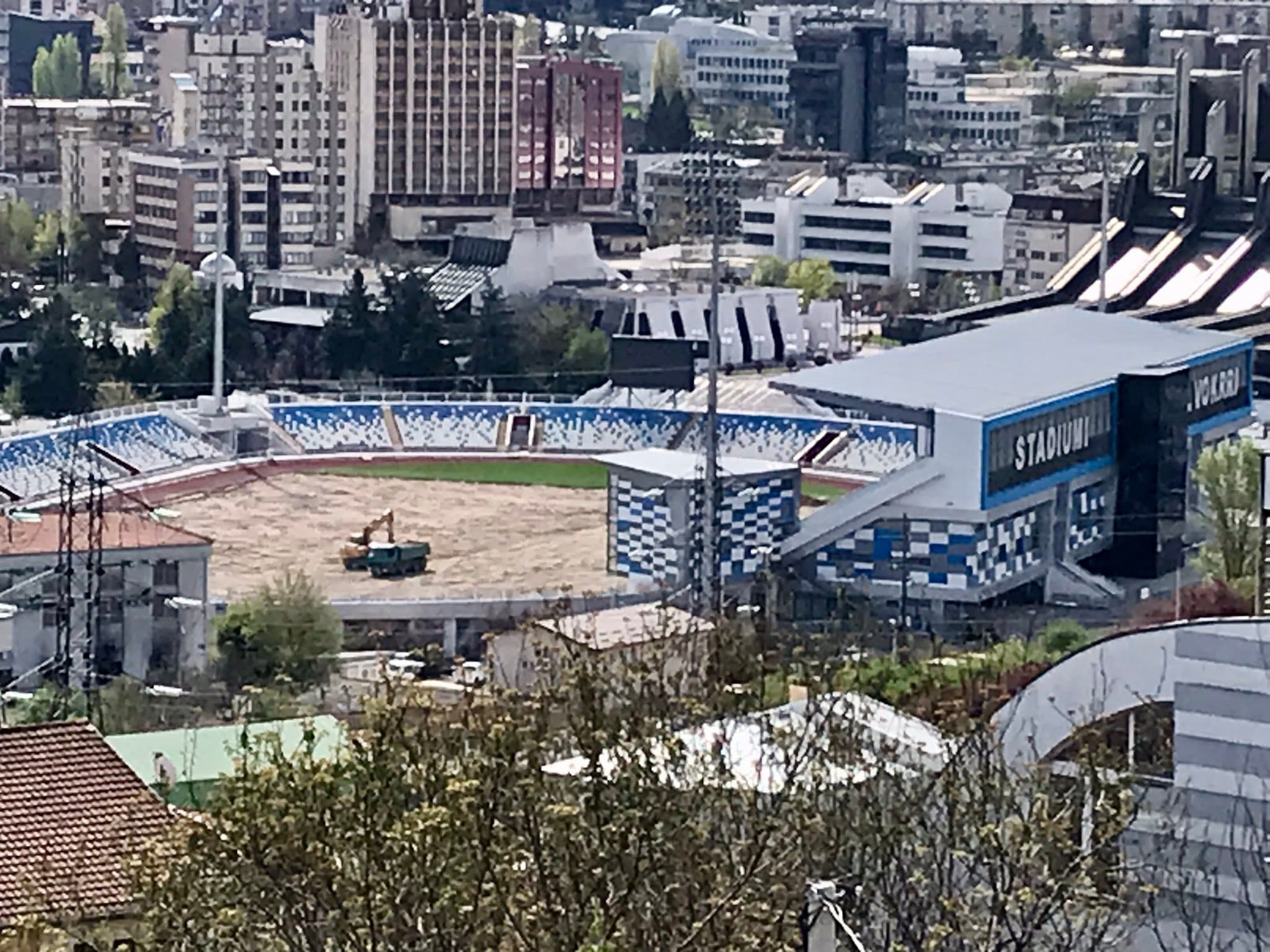 Ambasadori francez mezi pret ta shohë Kosovën në fushën e rinovuar të “Fadil Vokrrit”
