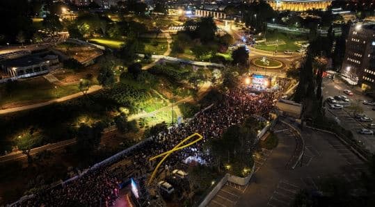 Mijëra izraelitë tubohen jashtë parlamentit në Jerusalem, cak arritja e një marrëveshjeje pengjesh