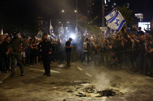 Protestuesi grushton oficerin e policisë gjatë demonstratës në Tel Aviv