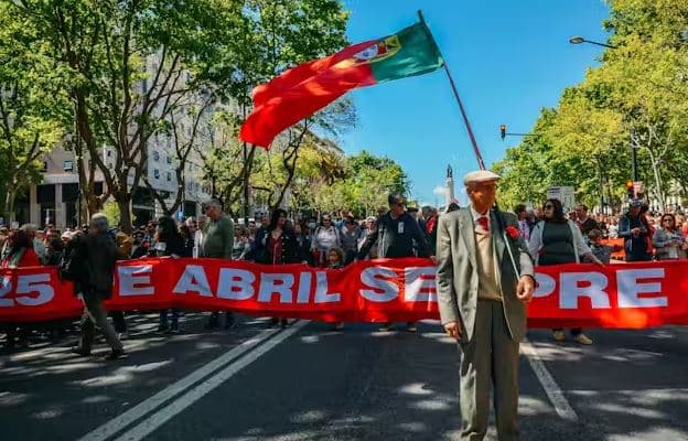 Portugalia shënon 50-vjetorin e Revolucionit të Karafilit që solli demokracinë