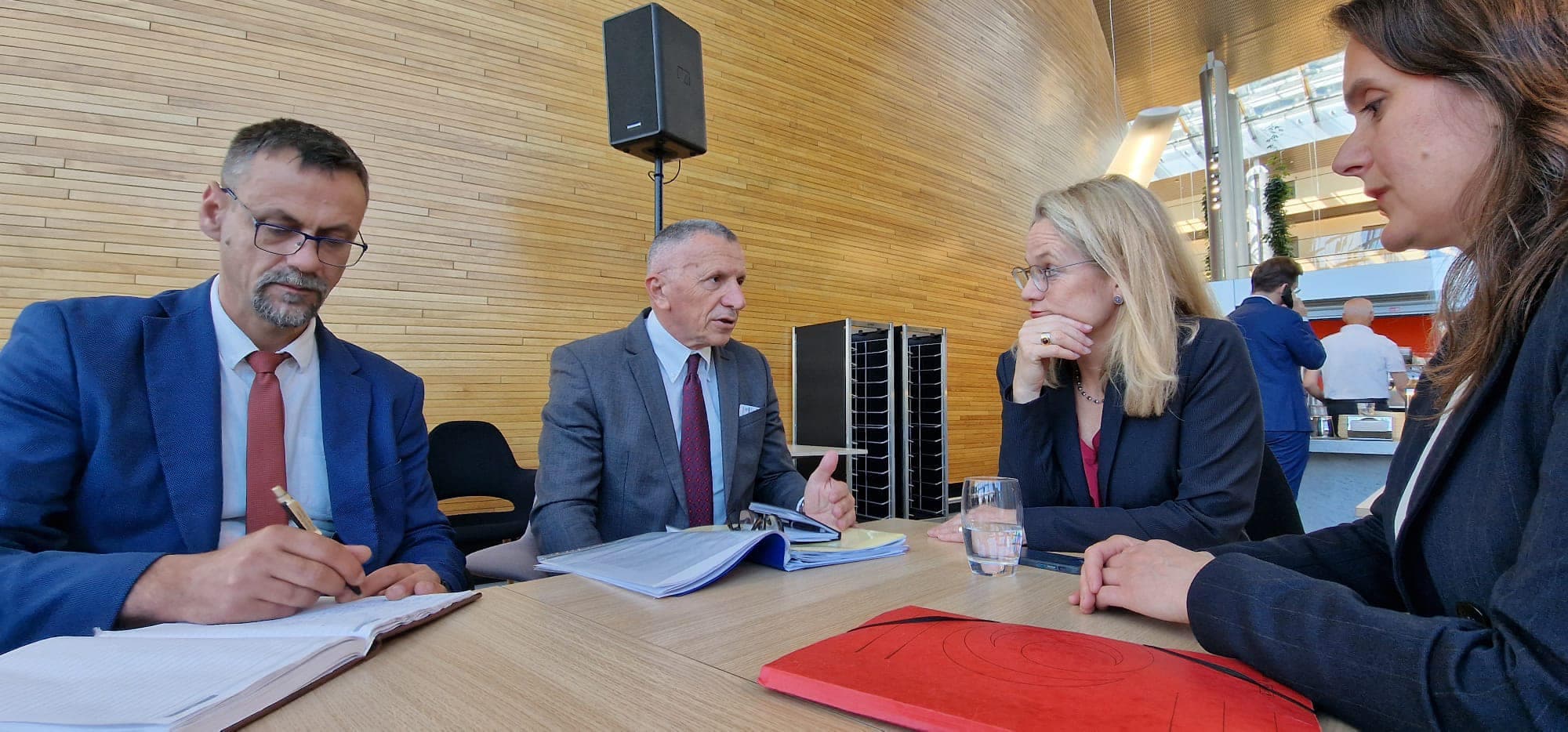 Kamberi takohet me Von Cramon, diskutojnë problemet e diskriminimit të shqiptarëve në Luginë