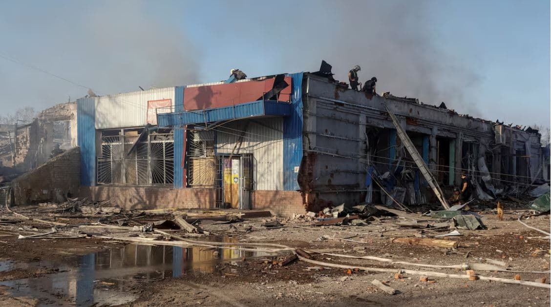 Tre persona u vranë në sulmet ajrore ruse në rajonin Kharkiv të Ukrainës (VIDEO)