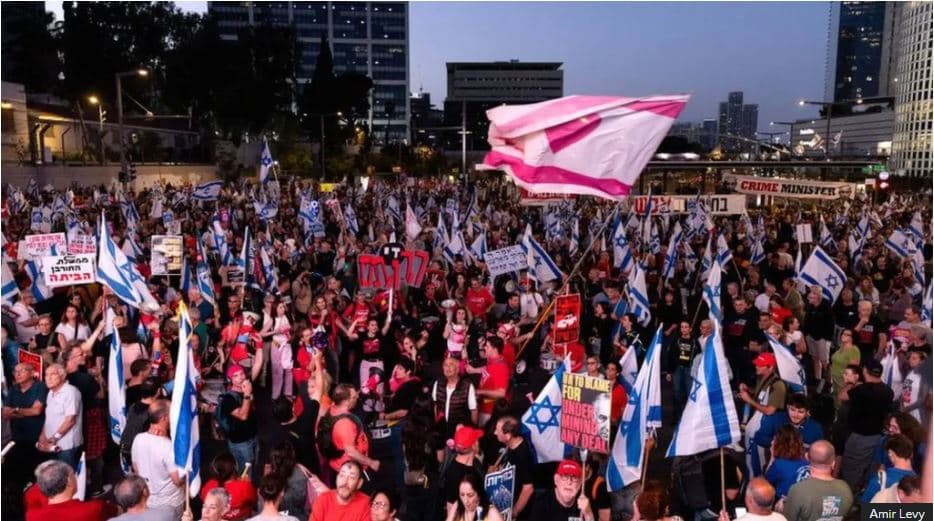 Dhjetëra mijëra njerëz tubohen për marrëveshje pengjesh teksa bisedimet për një armëpushim në Gaza vazhdojnë