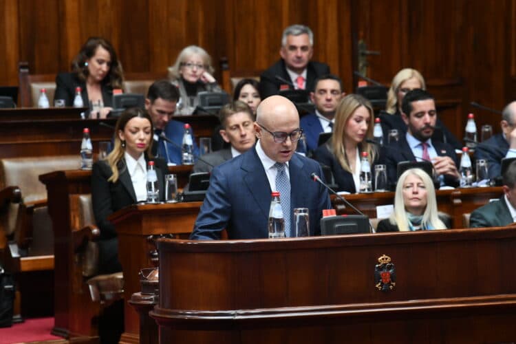 Mblidhen deputetët në Serbi, pritet votimi i qeverisë