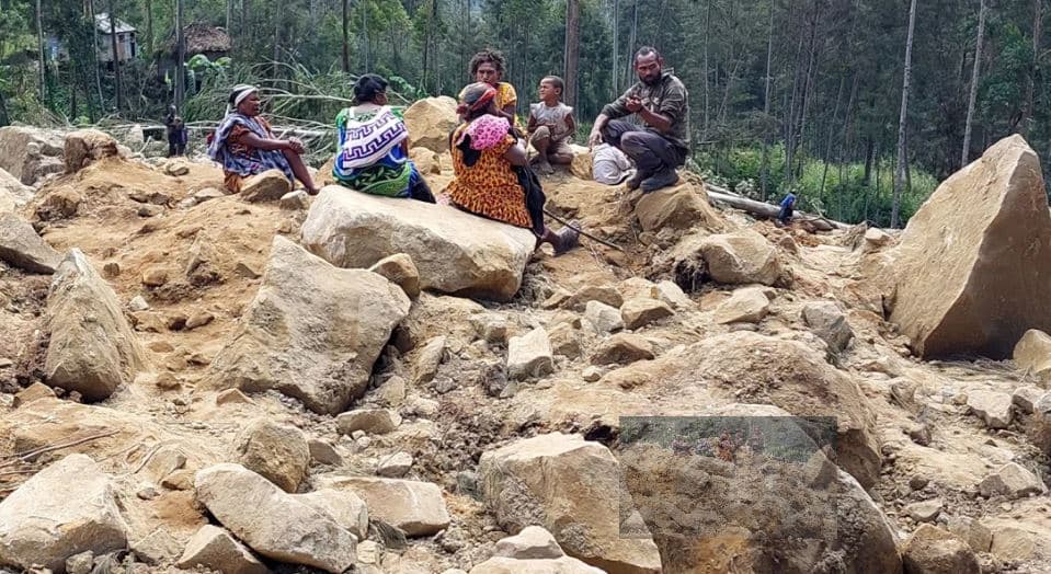 Rreth 2 mijë të vdekur nga rrëshqitja e dheut në Papua New Guinea, të mbijetuarit po gërmojnë me duar dhe lopata