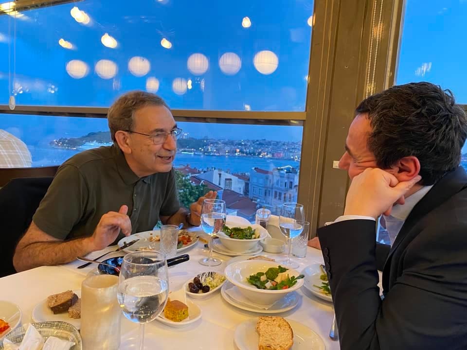 Kryeministri Kurti darkon me romancierin, Orhan Pamuk