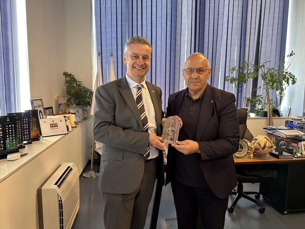 Ambasadori britanik i shkon në konak FFK-së, Ademi: Mbretëria e Bashkuar djep i sportit të futbollit
