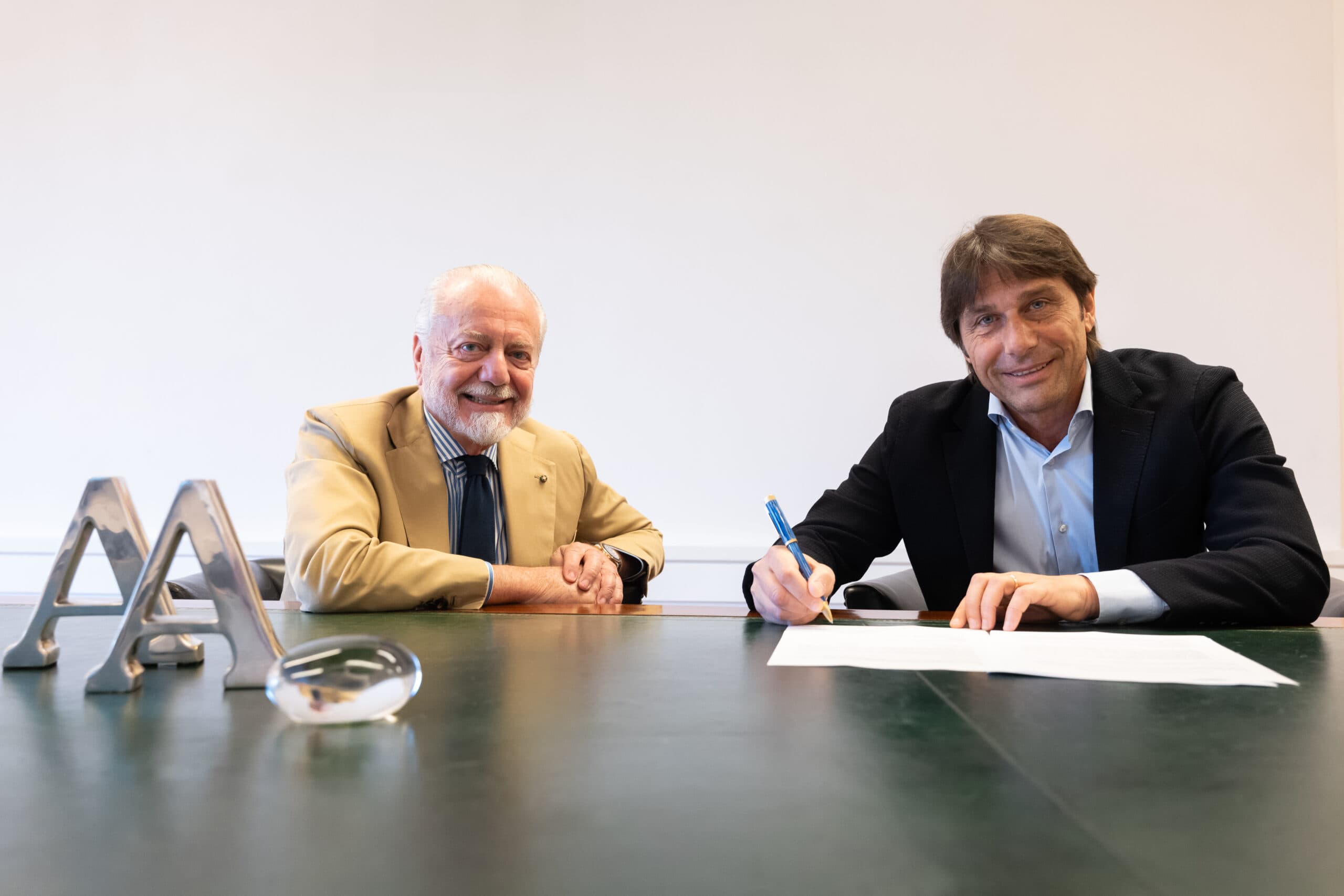 Conte prezantohet te Napoli