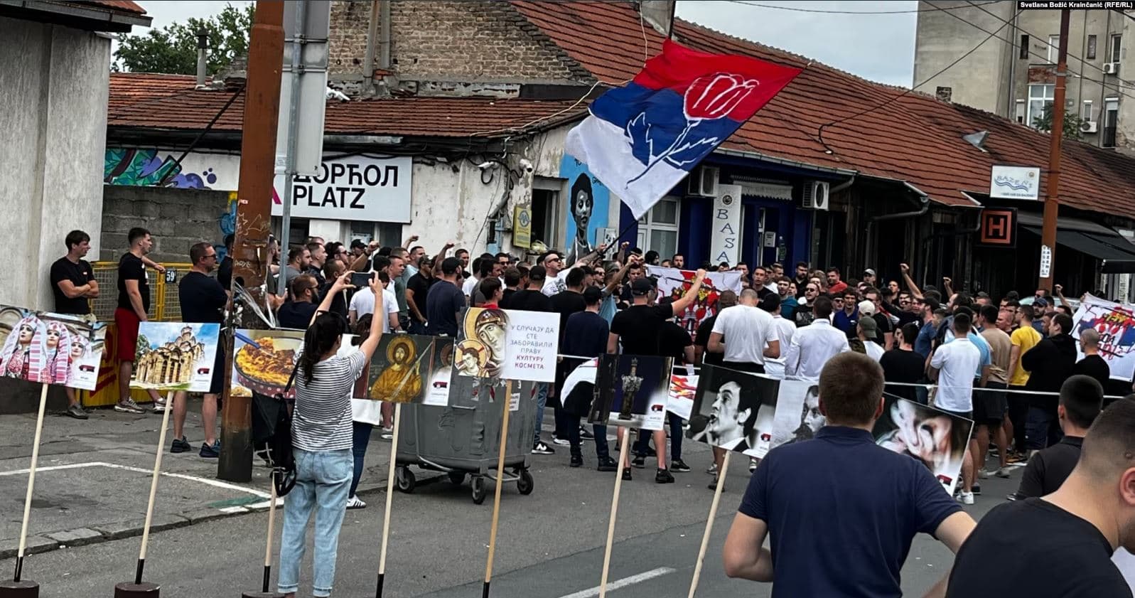 Djathtistët në Serbi bllokojnë festivalin “Mirëdita, dobar dan”