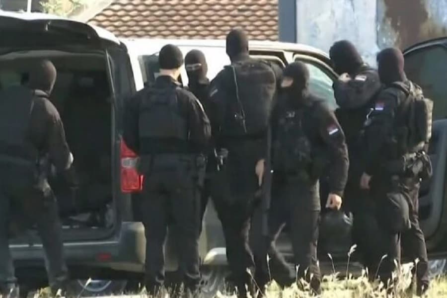 Polici serb i plagosur thotë se “sulmuesi fillimisht ka qenë i buzëqeshur, pas kontrollit janë dëgjuar të shtëna”