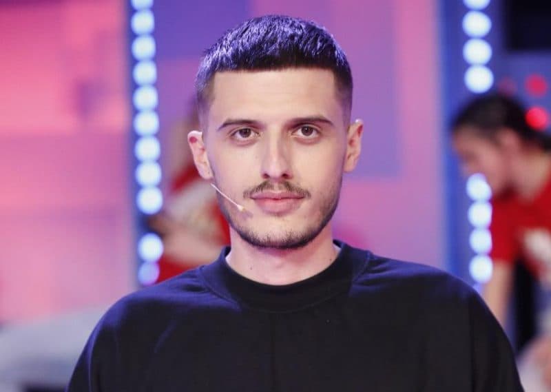 Bardhi njofton largimin nga menaxhmenti, ka një premtim për fansat