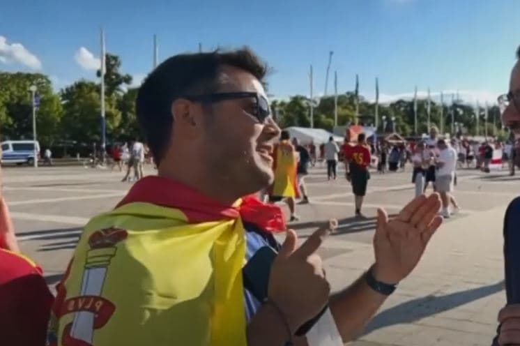 Tifozi spanjoll përshëndet nënën në lidhjen direkte në Klan Kosova (VIDEO)