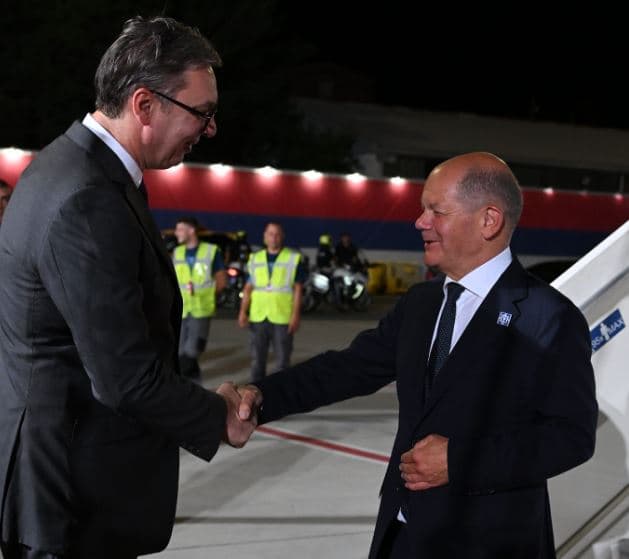 Vuçiqi e pret në aeroport Scholzin: Ditë e madhe për Serbinë