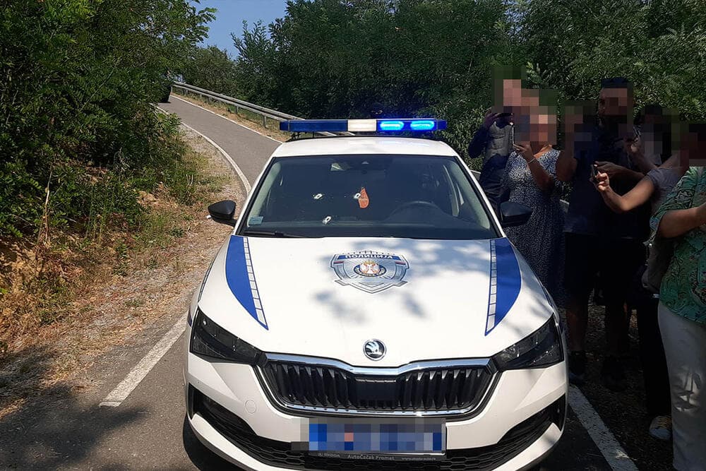 Media serbe publikon foto të veturës së policisë për të cilën pretendon se në të shtiu Faton Hajrizi